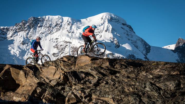 Mountainbiker vor dem Breithorn bei Zermatt