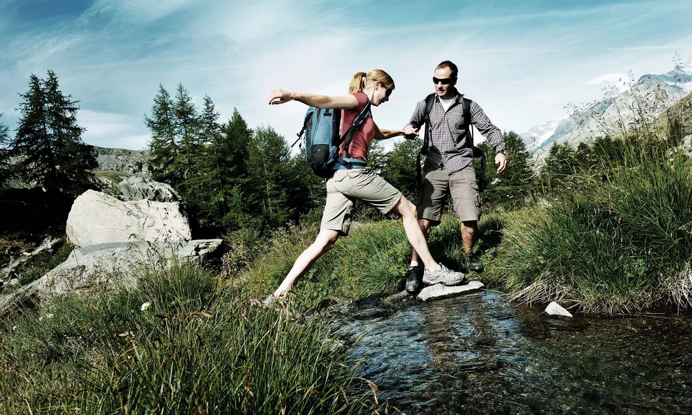 Lage & Anreise nach Zermatt - Resort La Ginabelle Zermatt Zwei Personen am Wandern im Sommer bei schönem Wetter.