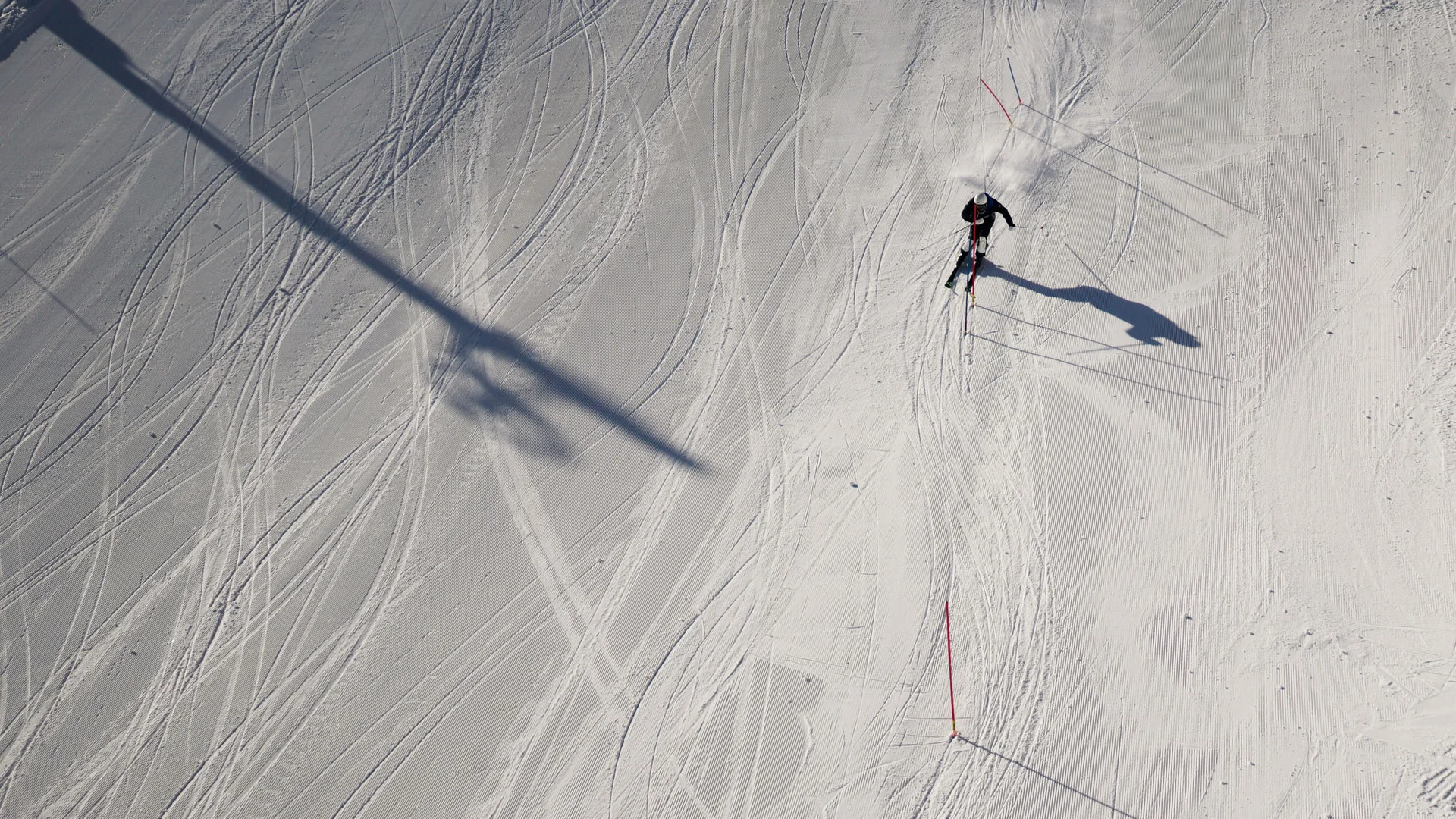 Skifahren auf dem Matterhorn - Resort La Ginabelle Zermatt Skifahrer fährt durch Slalomstrecke im Schnee, Schatten und Spuren sichtbar