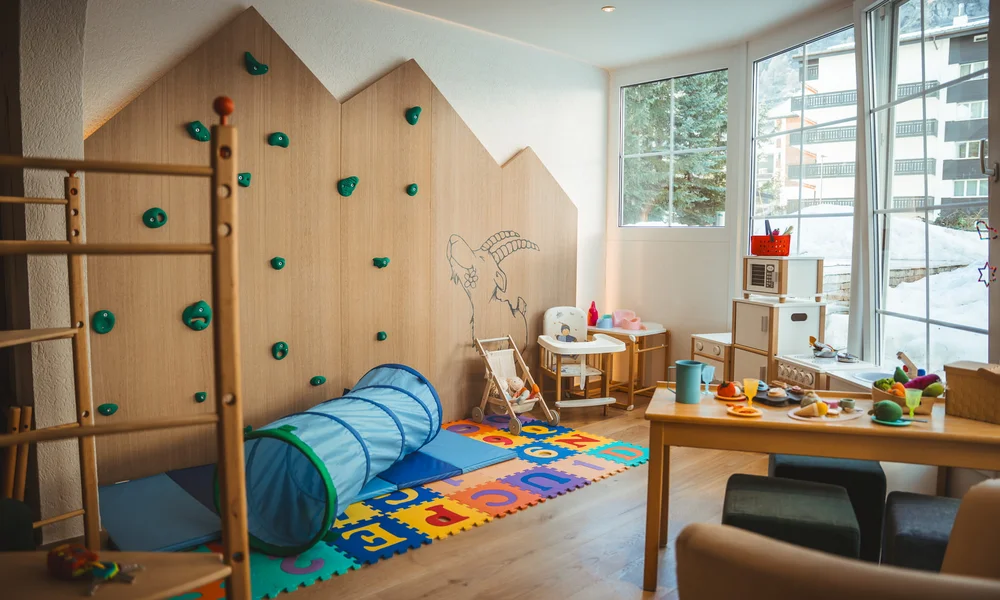 Ferien mit Kindern in Zermatt - Resort La Ginabelle Zermatt Kinderclub mit verschiedenen Spielzeugen und Tageslicht.