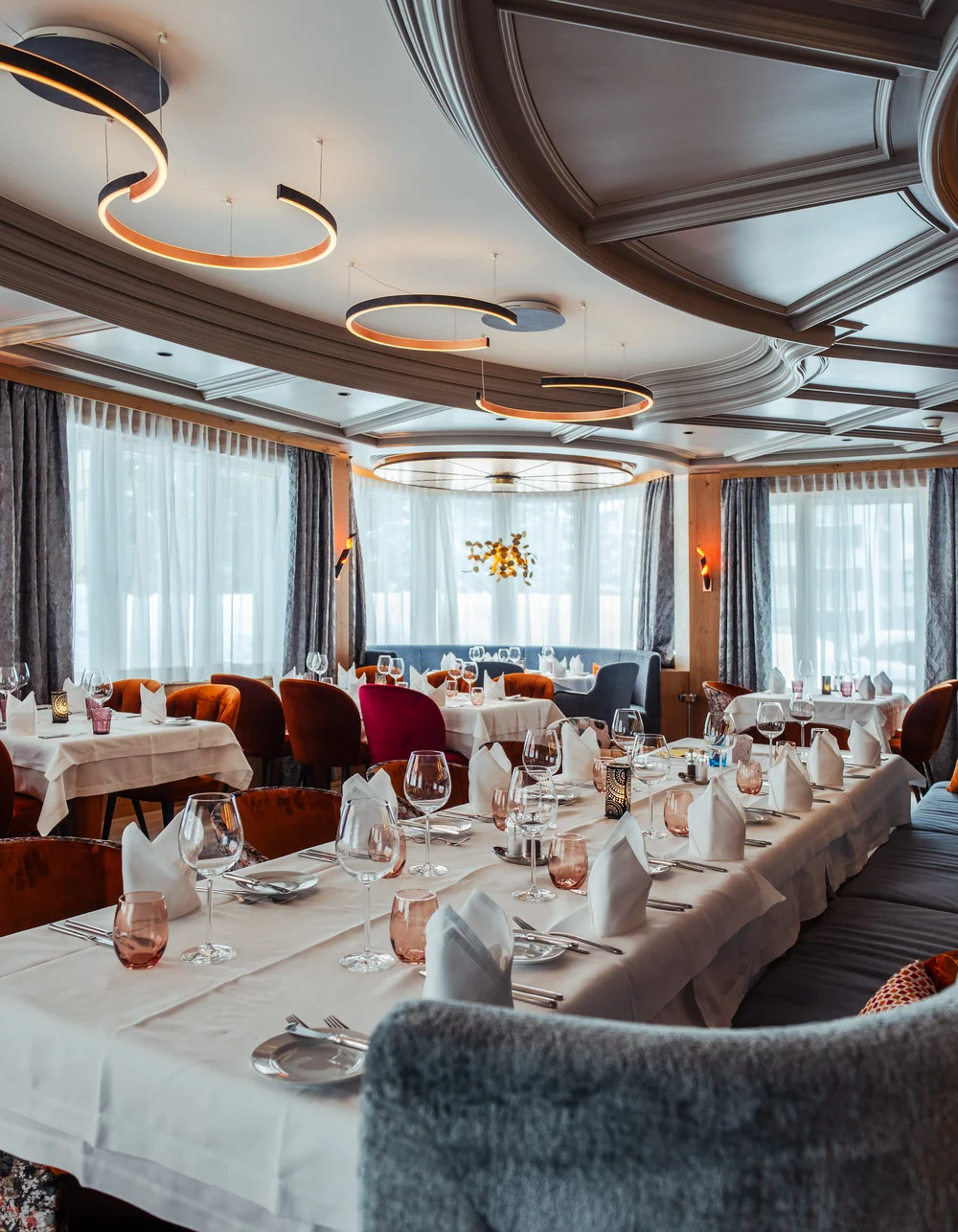 Ferien mit Kindern in Zermatt - Resort La Ginabelle Zermatt Gedecktes Restaurant mit hellen Fenster.
