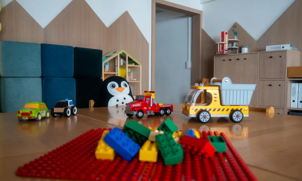 Ferien mit Kindern in Zermatt - Resort La Ginabelle Zermatt Klemmbausteine und andere Spielzeuge in einem Kinderzimmer.