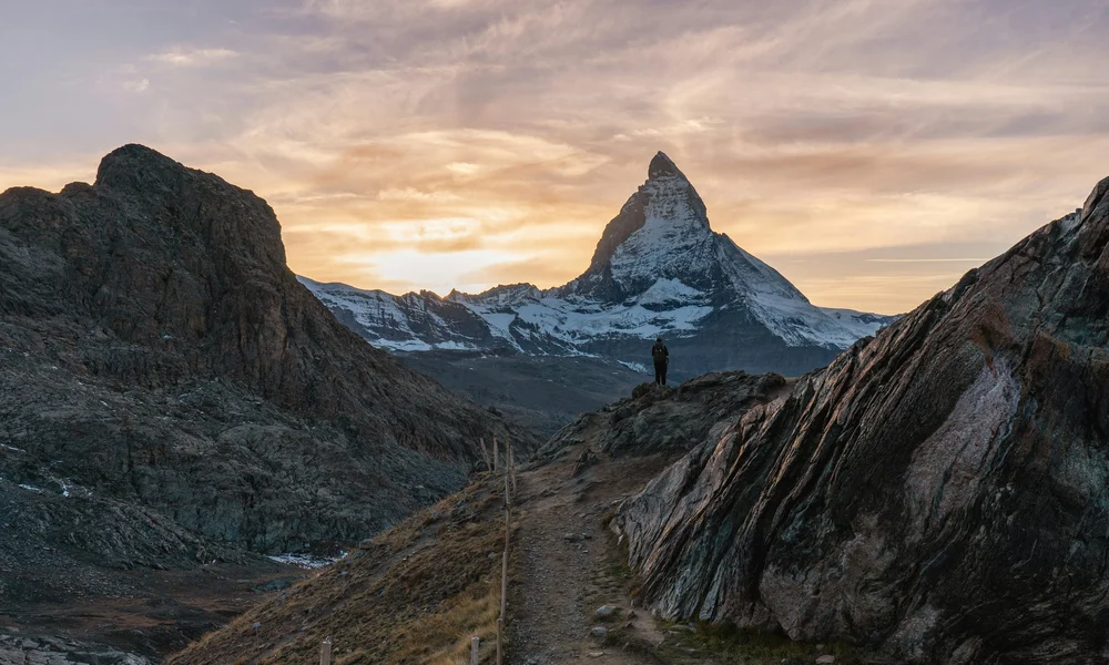 Ferien mit Kindern in Zermatt - Resort La Ginabelle Zermatt Wanderer vor Matterhorn bei Sonnenuntergang in den Alpen