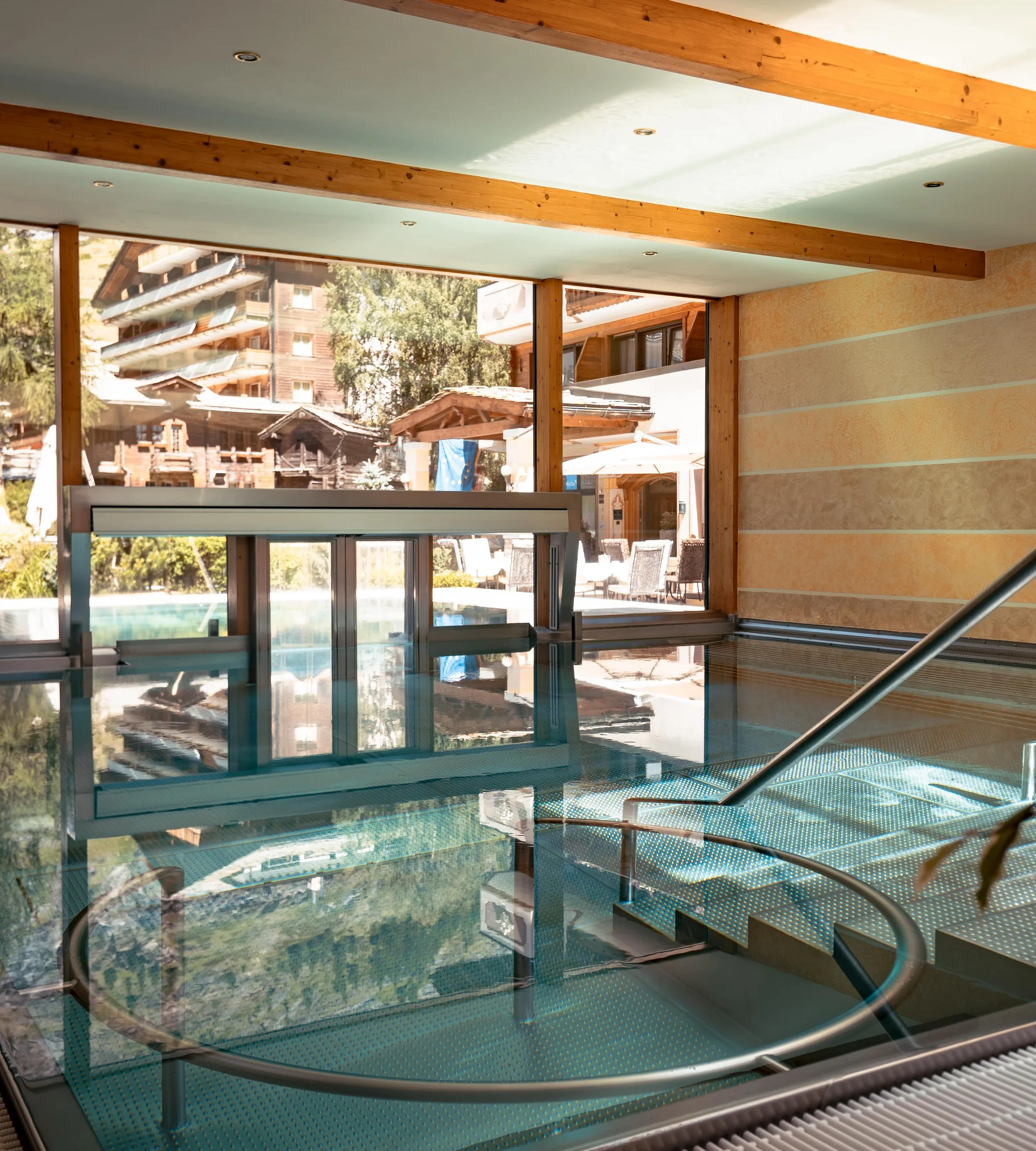 Ferien mit Kindern in Zermatt - Resort La Ginabelle Zermatt Innenpool mit Massagedüsen und Sonnenlicht.