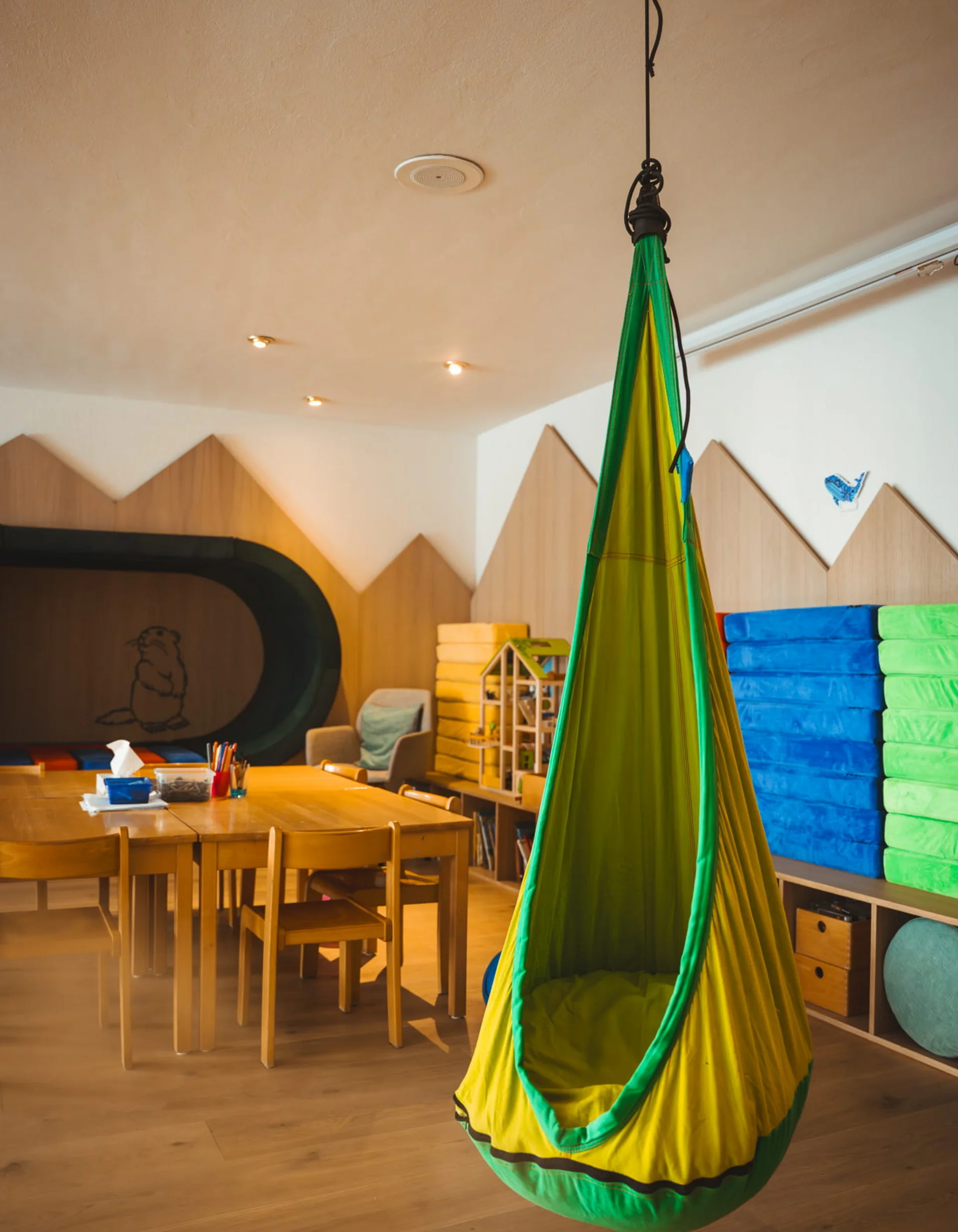 Ferien mit Kindern in Zermatt - Resort La Ginabelle Zermatt Kinderclub mit Hängematte und Murmelihöhle.