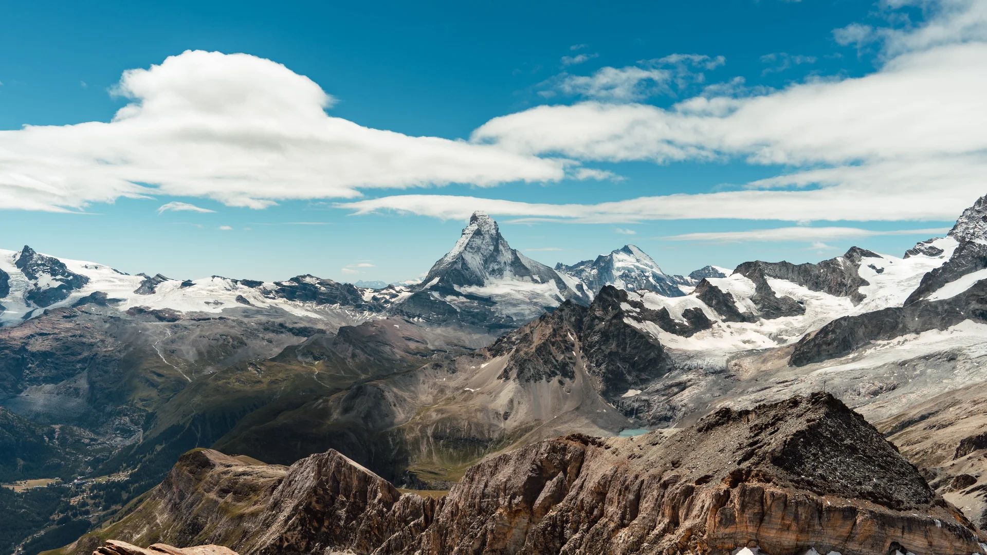 Resort La Ginabelle Zermatt: Ihr 4*S Wellnessresort in Zermatt Matterhorn in Bergkulisse und Wolken am Himmel.