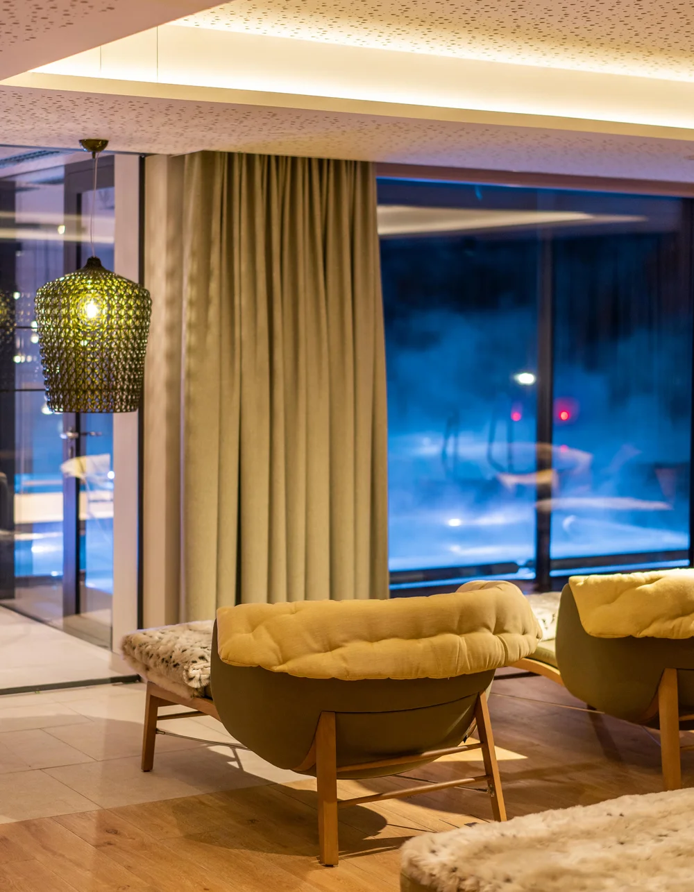 Wellnesshotel in Zermatt | GinaSPA im Resort La Ginabelle Ruheraum mit stimmungsvoller Beleuchtung in der Nacht.