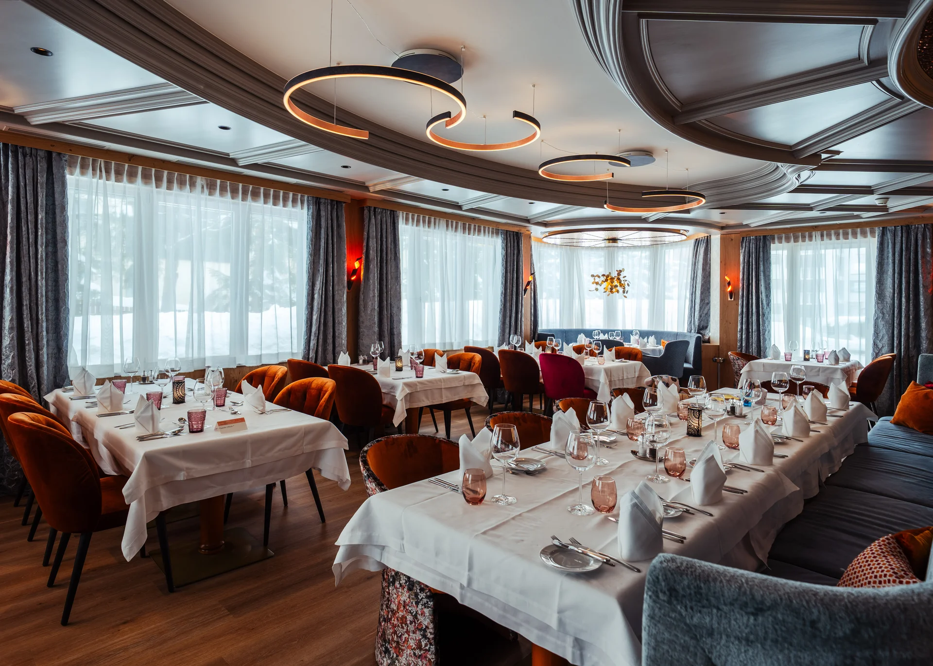 Resort La Ginabelle Zermatt: Ihr 4*S Wellnessresort in Zermatt Eingedecktes Restaurant mit unterschiedlichen Tischen und grossen Fenstern.