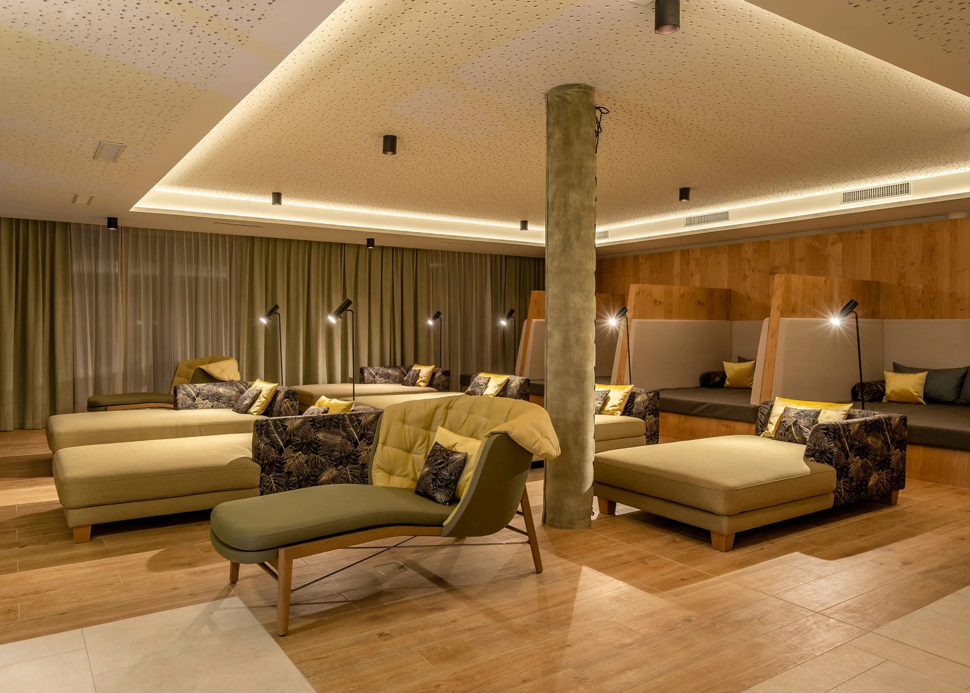 Wellnesshotel in Zermatt | GinaSPA im Resort La Ginabelle Moderner Loungebereich mit Sofas und indirekter Deckenbeleuchtung