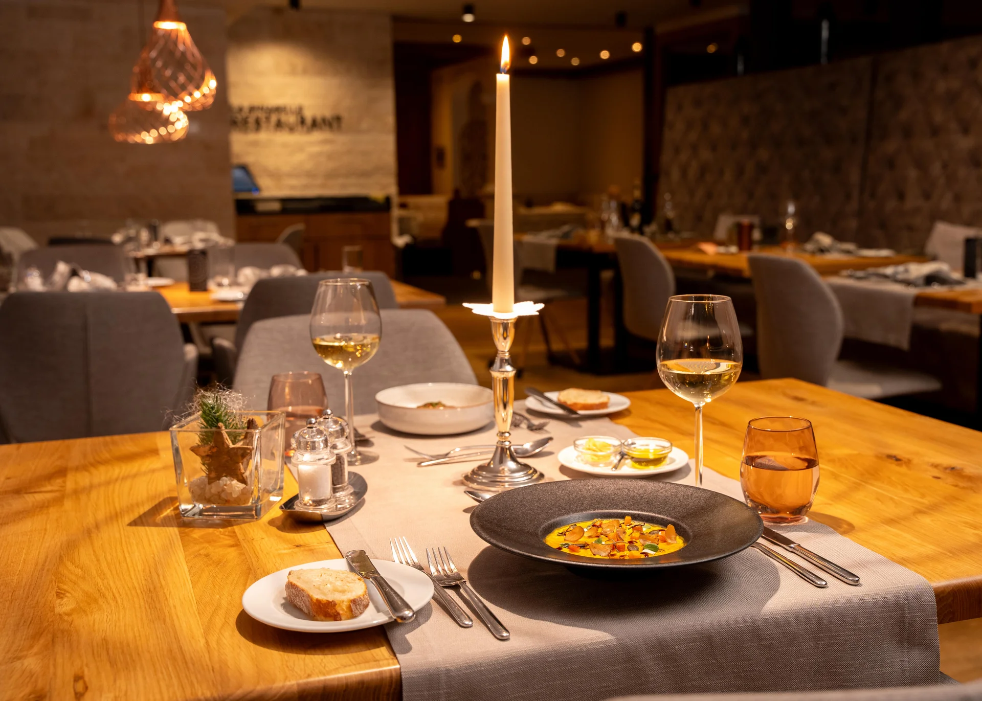 Resort La Ginabelle Zermatt: Ihr 4*S Wellnessresort in Zermatt Stimmungsvoll gedeckter Tisch mit Speisen im Restaurant