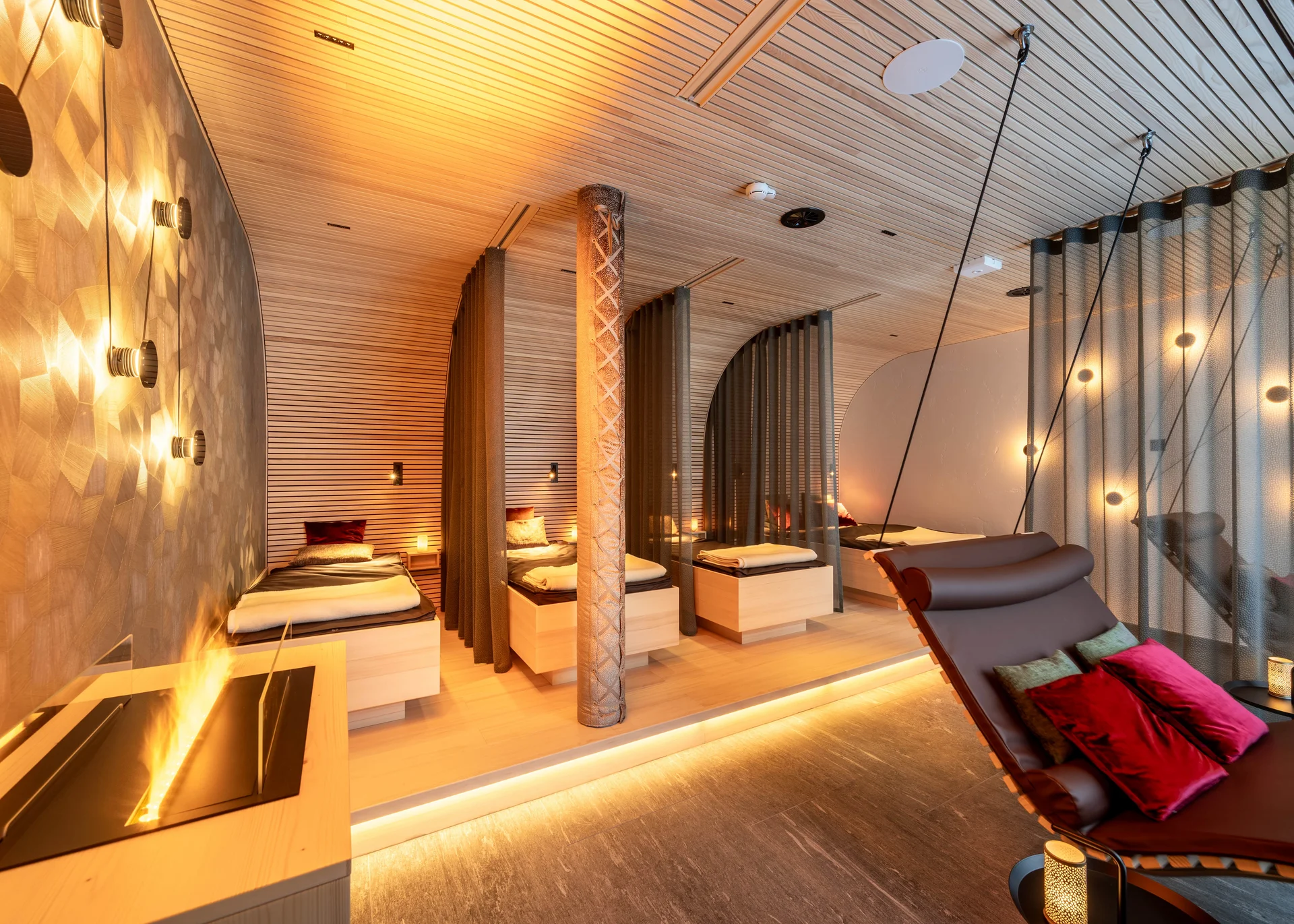 Wellnesshotel in Zermatt | GinaSPA im Resort La Ginabelle Stimmungsvoller Ruheraum mit hängen Liegen und Vorhängen