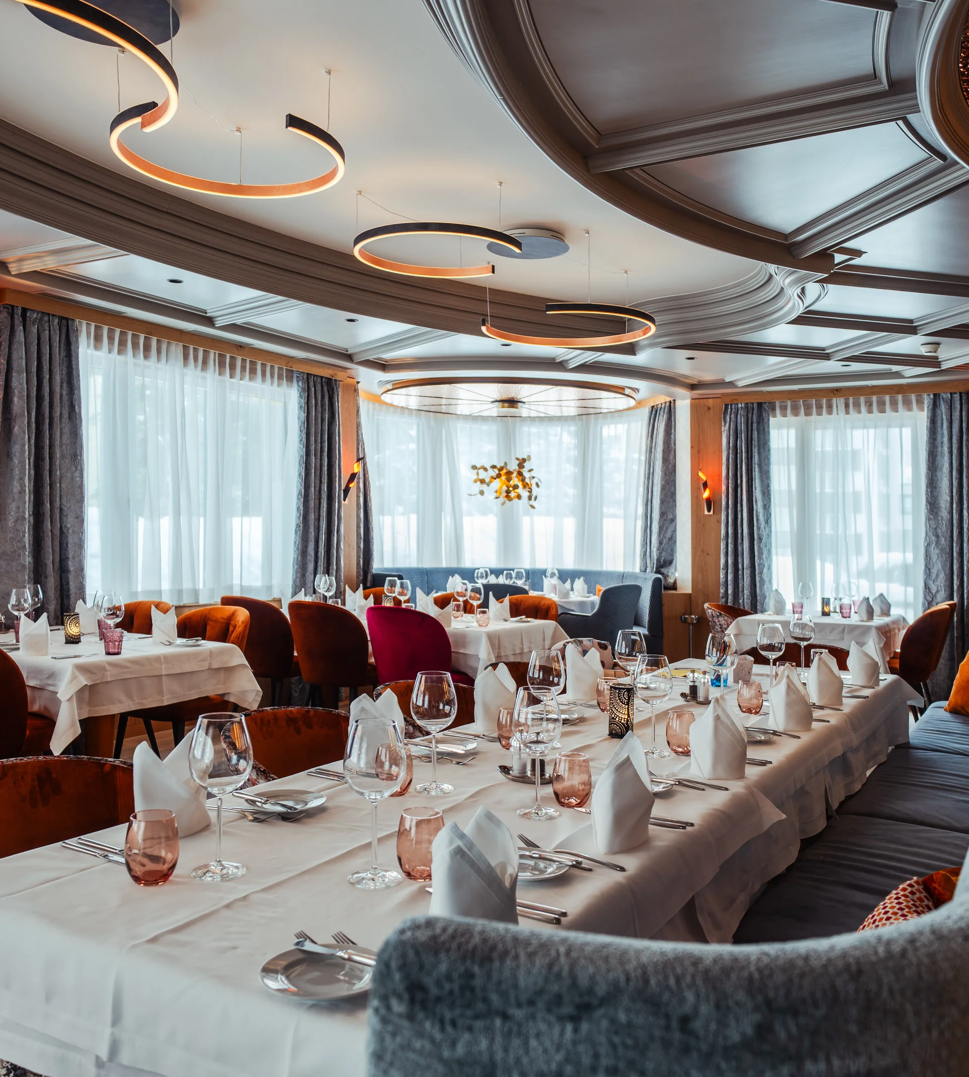 Resort La Ginabelle Zermatt: Ihr 4*S Wellnessresort in Zermatt Gedecktes Restaurant mit hellen Fenster.