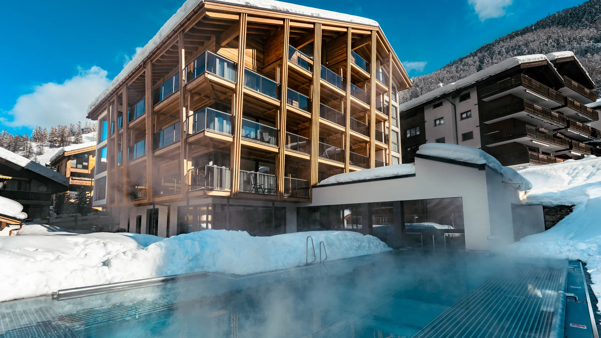 Resort La Ginabelle Zermatt: Ihr 4*S Wellnessresort in Zermatt Schneebedecktes Hotel mit Infinitypool