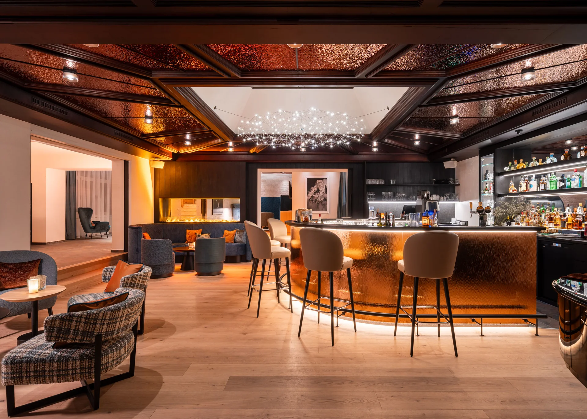 Resort La Ginabelle Zermatt: Ihr 4*S Wellnessresort in Zermatt Elegante Hotelbar mit modernem Design und gemütlichen Sitzbereichen