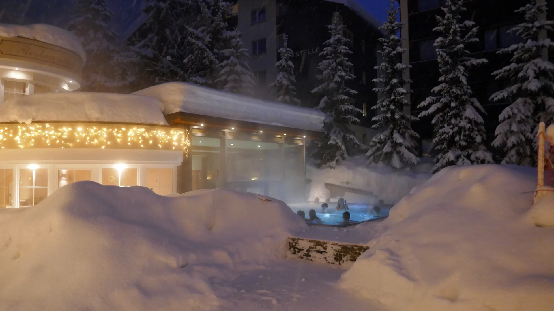 Resort La Ginabelle Zermatt: Ihr 4*S Wellnessresort in Zermatt Aussenpool mit hohem Schnee runterherum und Dampf aus dem Wasser.