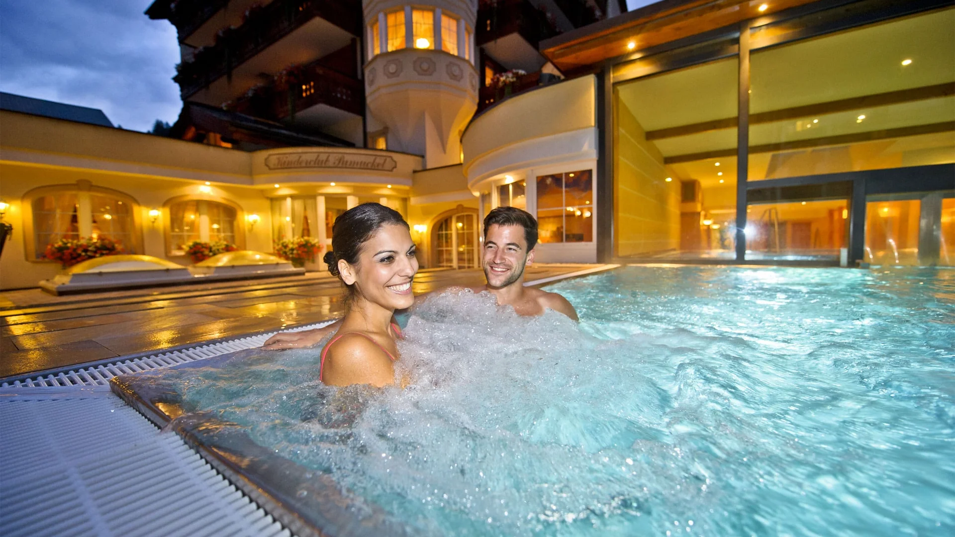 Wellnesshotel in Zermatt | GinaSPA im Resort La Ginabelle Paar im sprudelndem Aussenpool am Entspannen.