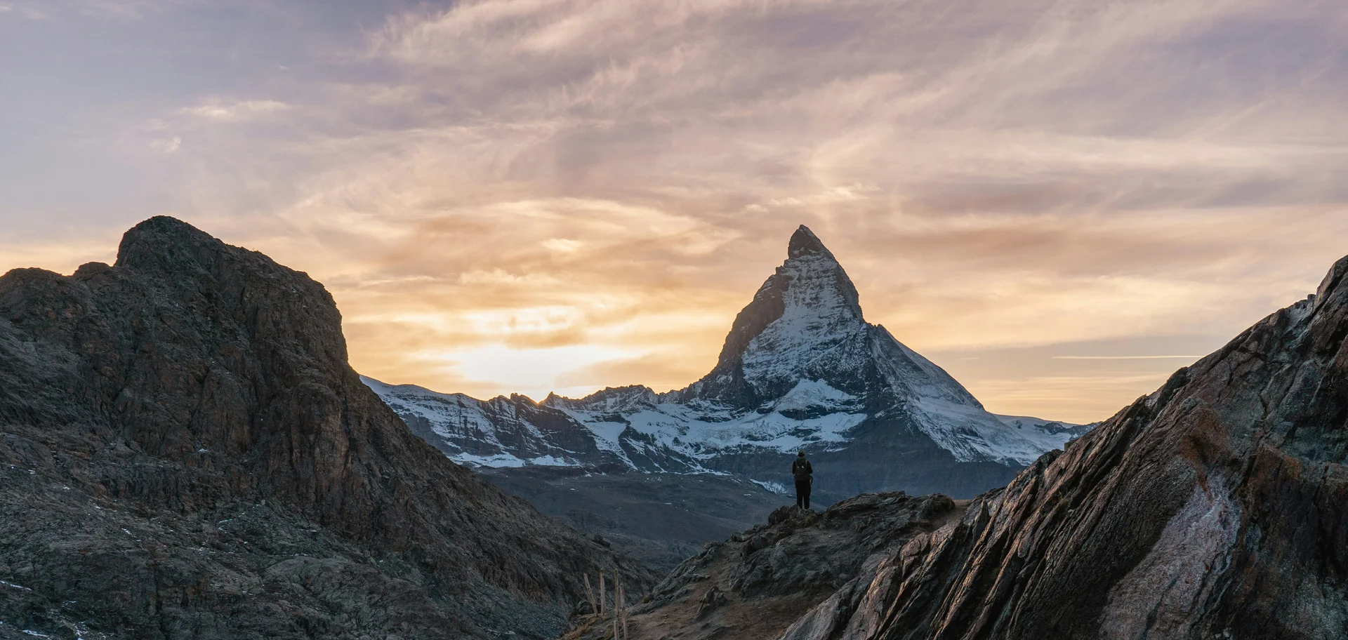 Resort La Ginabelle Zermatt: Ihr 4*S Wellnessresort in Zermatt Wanderer vor Matterhorn bei Sonnenuntergang in den Alpen