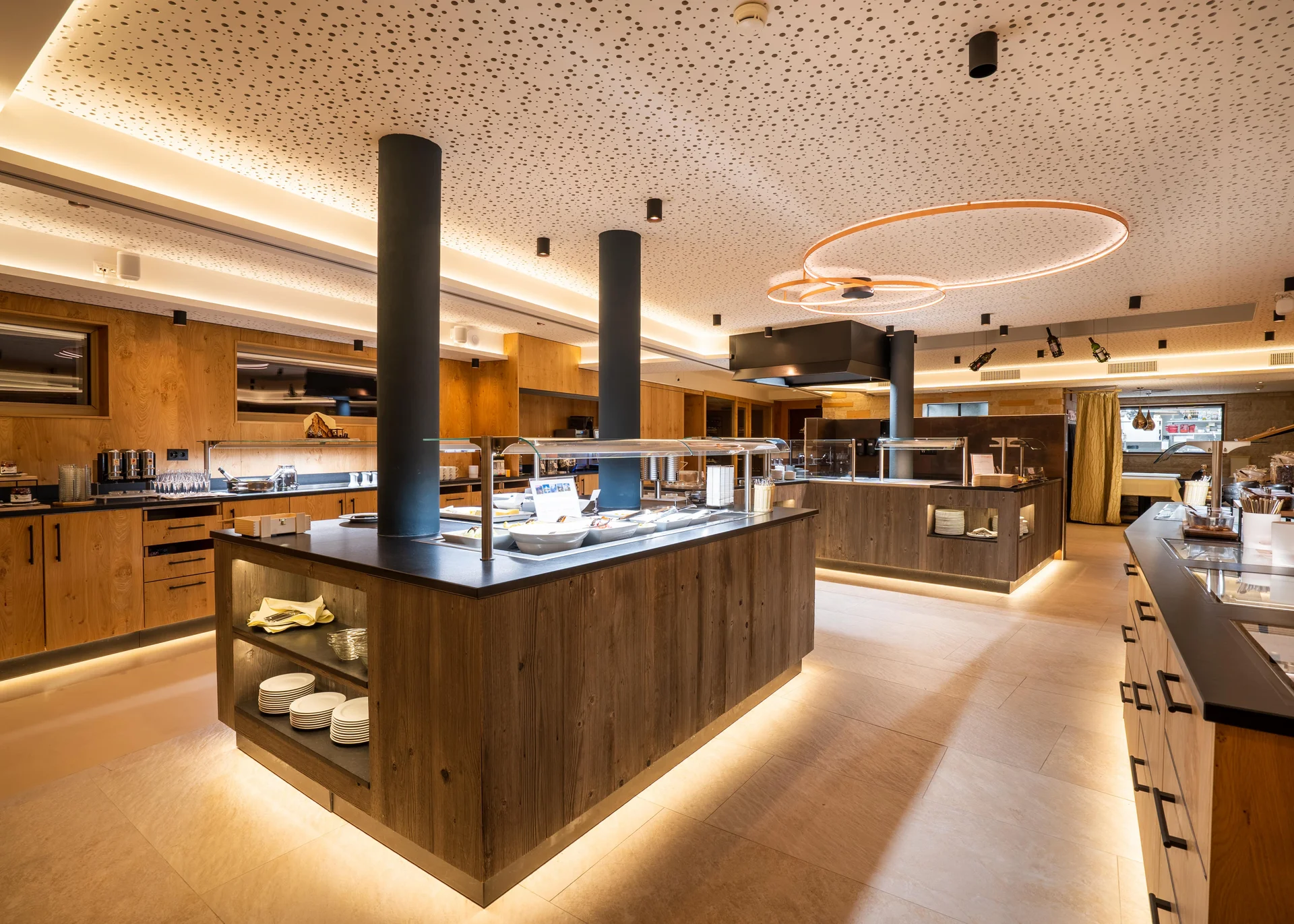 Resort La Ginabelle Zermatt: Ihr 4*S Wellnessresort in Zermatt Frühstücksbuffet mit Holzverkleidung und indirekter Beleuchtung.