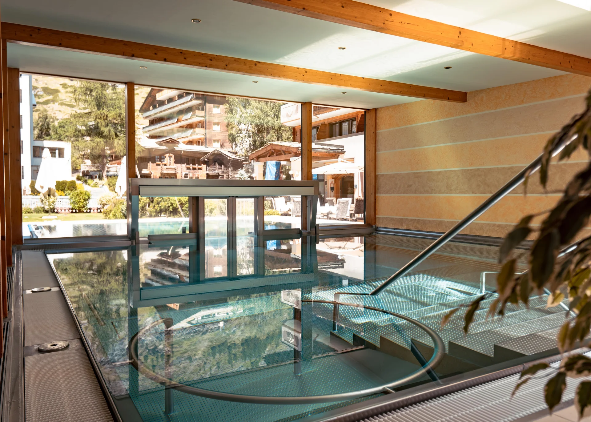 Wellnesshotel in Zermatt | GinaSPA im Resort La Ginabelle Innenpool mit Massagedüsen und Sonnenlicht.