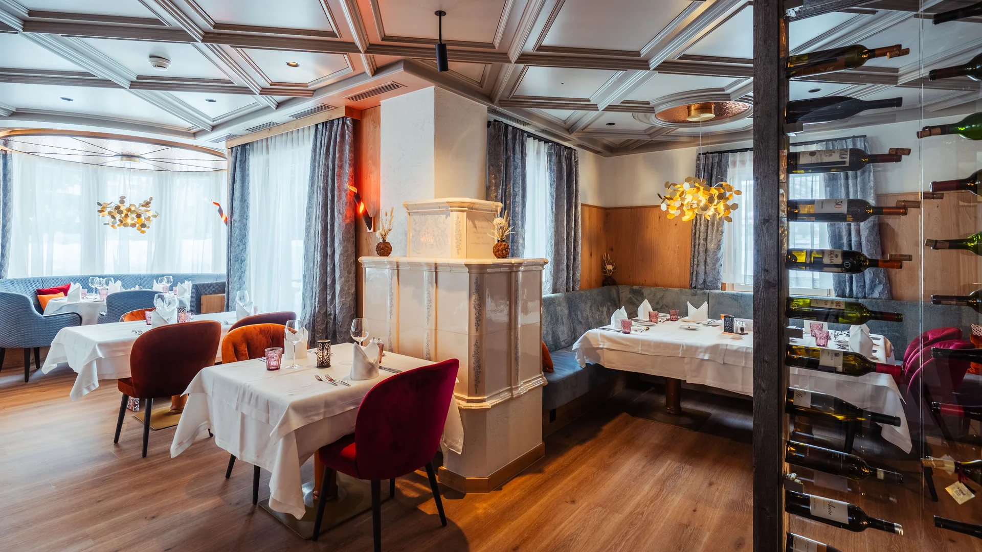 Resort La Ginabelle Zermatt: Ihr 4*S Wellnessresort in Zermatt Modernes Restaurant mit traditionellem Kacheloffen und Weinshowstück.