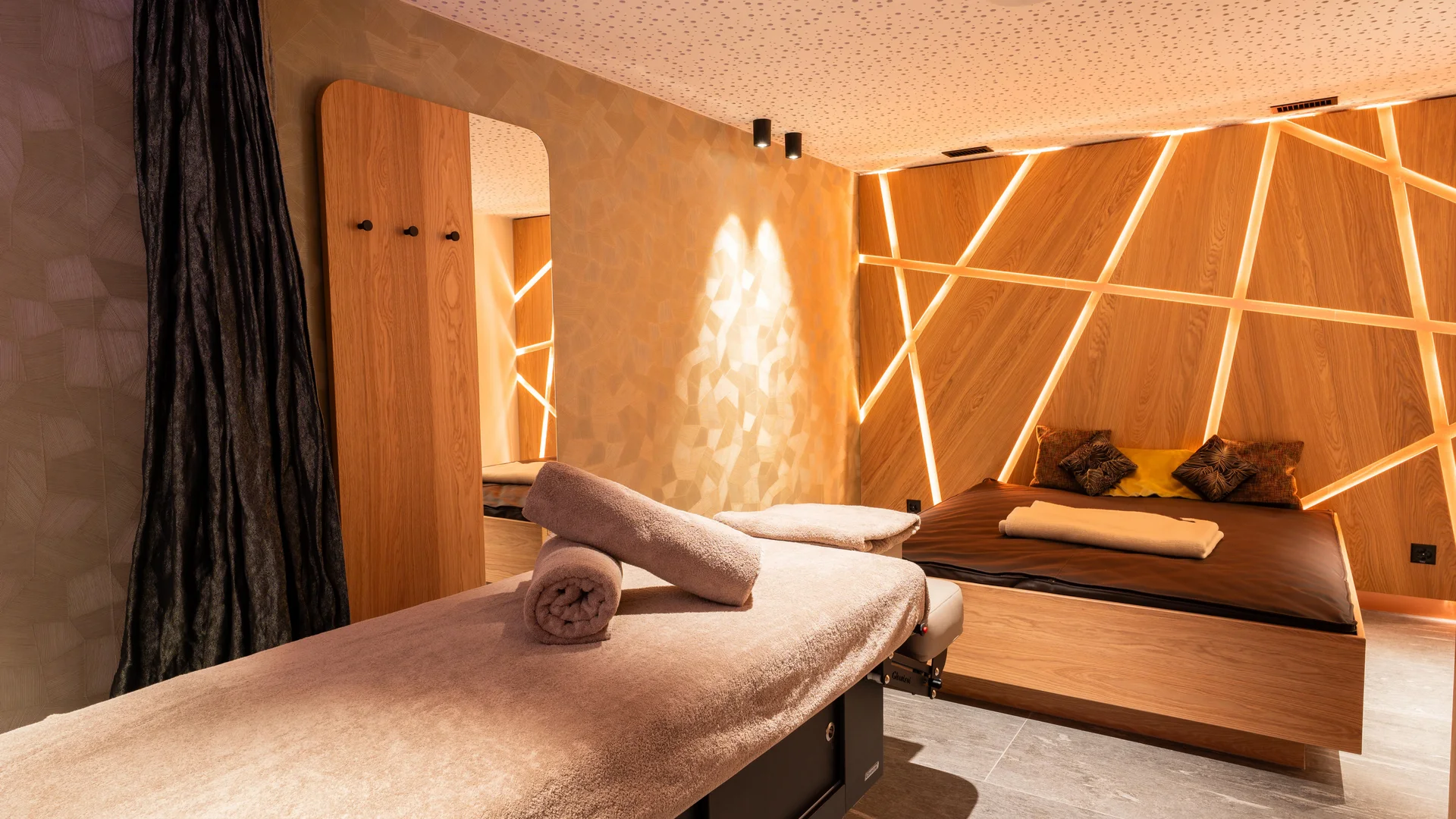 Wellnesshotel in Zermatt | GinaSPA im Resort La Ginabelle Privat SPA Behandlungsraum mit Massageliege und Wasserbett.