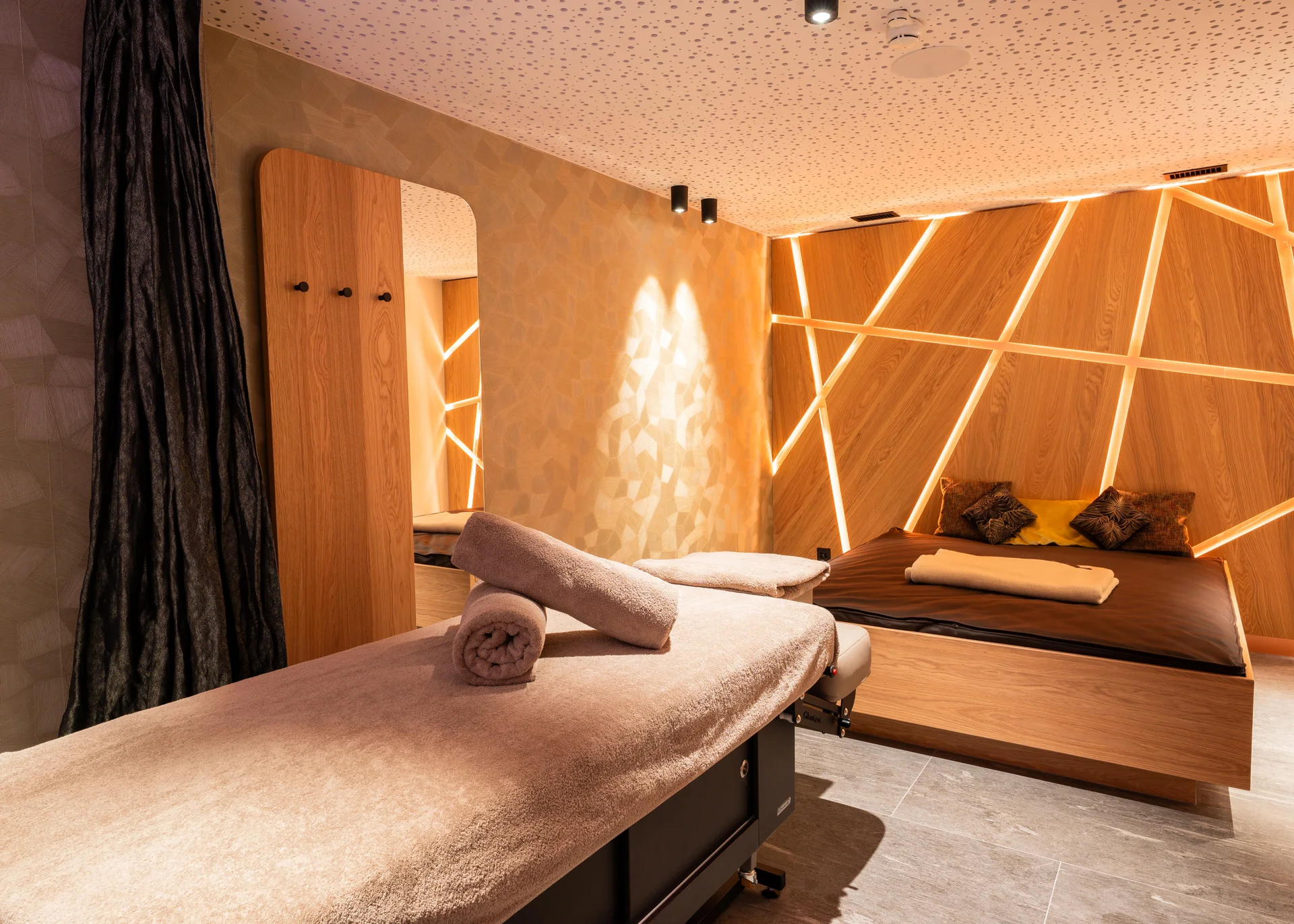 Wellnesshotel in Zermatt | GinaSPA im Resort La Ginabelle Privat SPA Behandlungsraum mit Massageliege und Wasserbett.