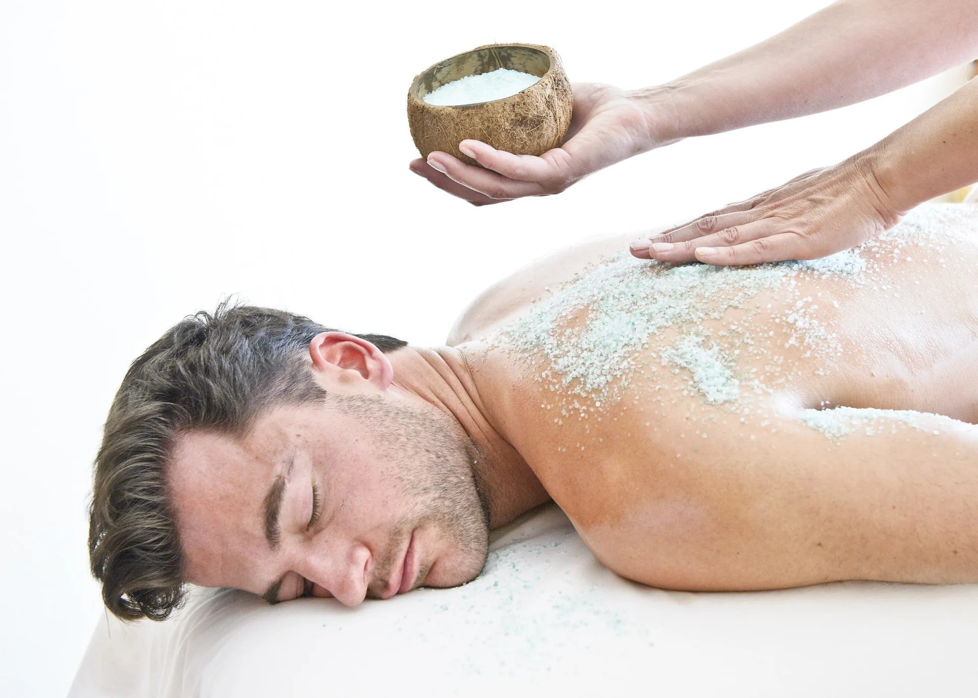 Wellnesshotel in Zermatt | GinaSPA im Resort La Ginabelle Ein Mann wird mit einem Peeling behandelt.