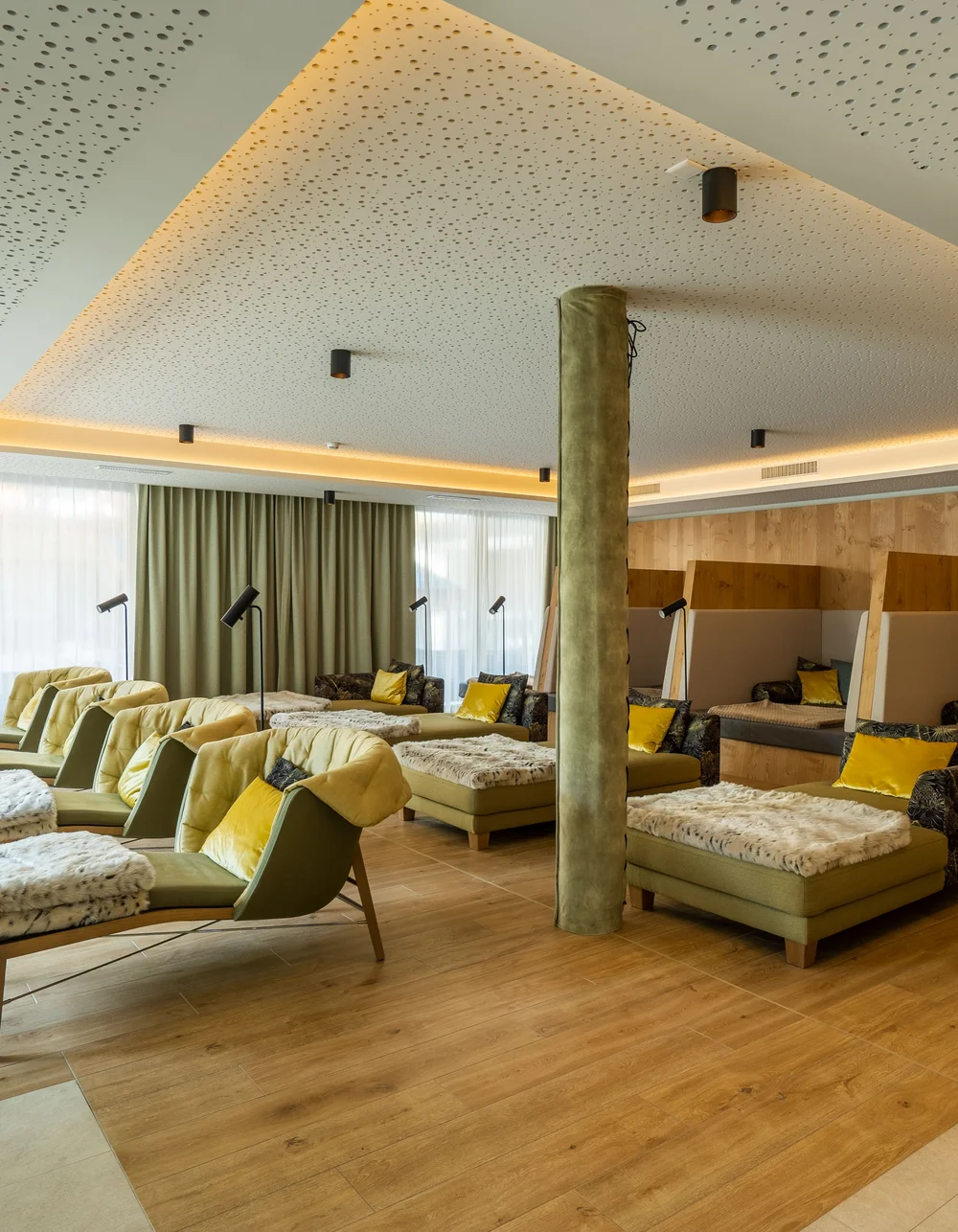 Wellnesshotel in Zermatt | GinaSPA im Resort La Ginabelle Stimmungsvoll eingerichteter Ruheraum mit Liegen und Kojen.